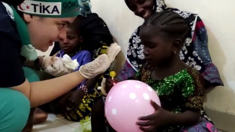 Türk doktorlar Nijer'de şifa dağıtıyor