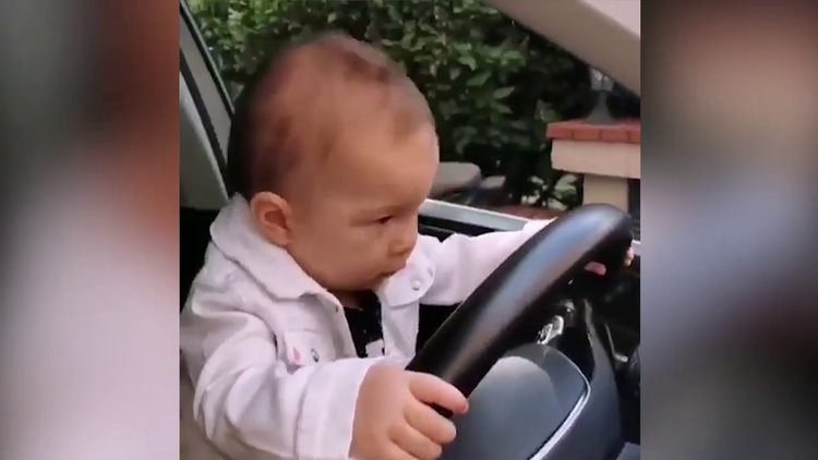 Hakan Hatipoğlu'nun kızı Lila, Reynmen'in şarkısıyla dans etti