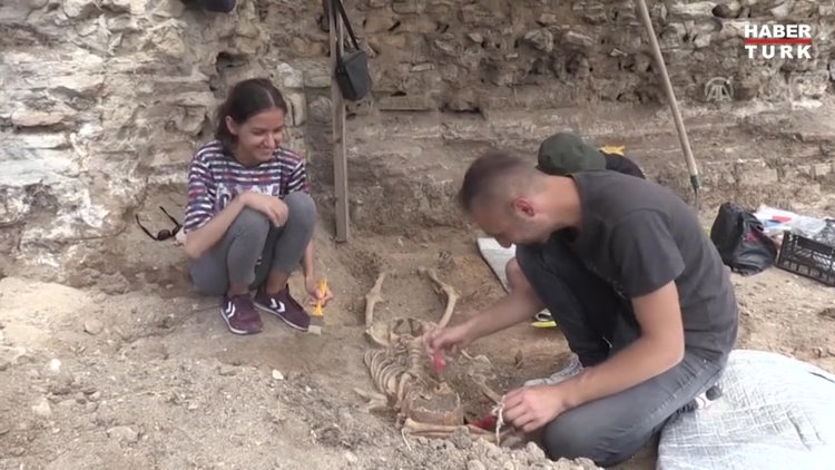 Arkeologları şaşırtan iskelet