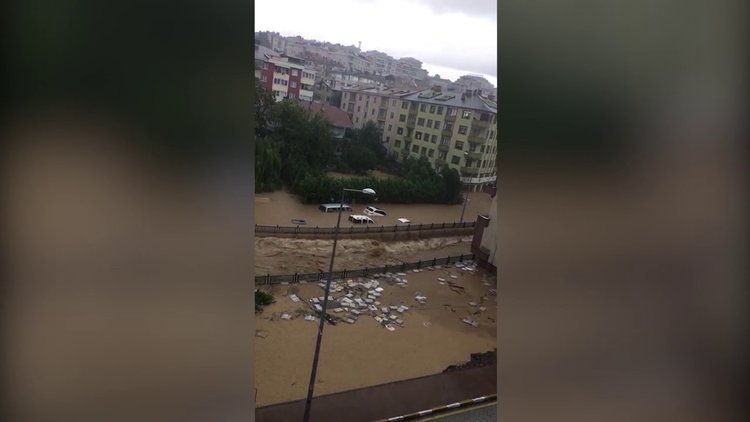 Sakarya'da sel! Askeri helikopterle kurtarıldılar!