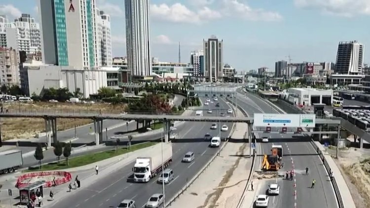 D-100 çökme nedeniyle trafiğe kapatıldı