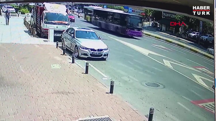 2 OTOBÜSÜN ARASINA GİREN MOTOSİKLETLİ METRELERCE SÜRÜKLENDİ