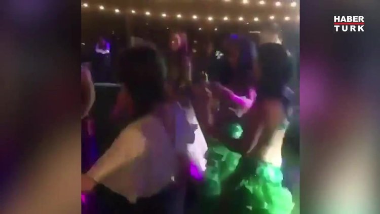 Aslı Enver, ağabeyi Akın Enver'in düğününde piste çıkarak kurtlarını döktü