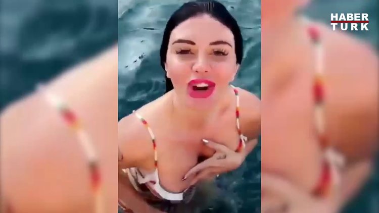 Ebru Polat denize elbiseyle girdi