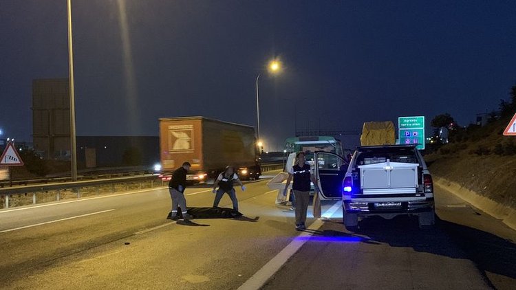 TEM'de feci kaza! Karşıya geçmek istedi, TIR çarptı!