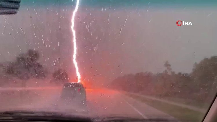 Otobanda seyreden araca yıldırım düştü