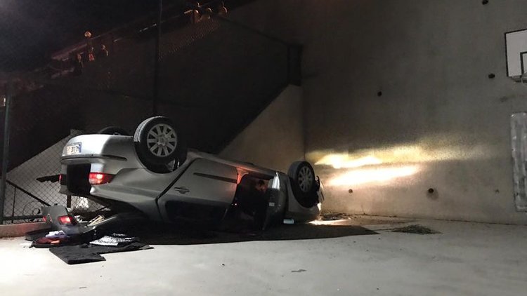 Aydın'da ilginç kaza: Frene yerine gaza bastı, basketbol sahasına uçtu!