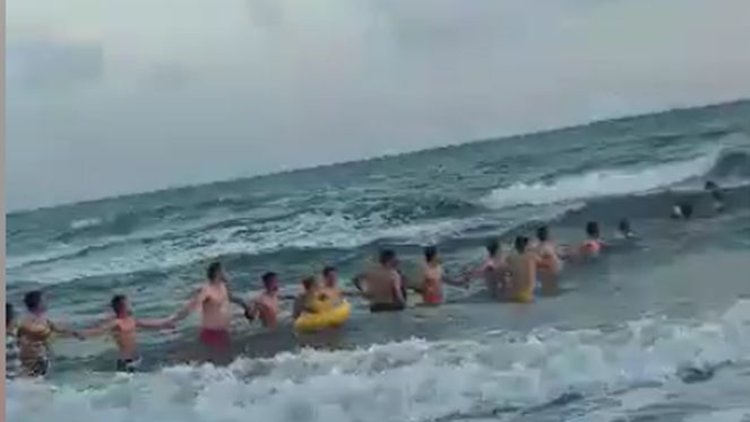 İnsan zinciri oluşturup hayat kurtardılar