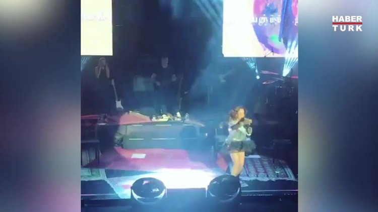 Sertab Erener sahnede düştü