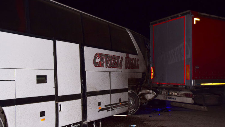 Bilecik'te yolcu otobüsü TIR'a çarptı: Yaralılar var