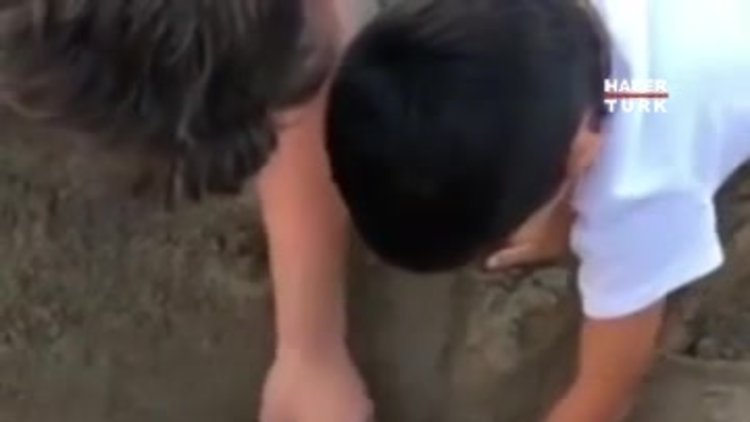 Kıvanç Tatlıtuğ, Antalya'da yavru caretta carettaların denize ulaşmasını sağladı