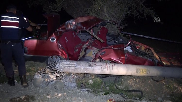 Otomobil elektrik direğine çarptı: 2 ölü, 2 yaralı