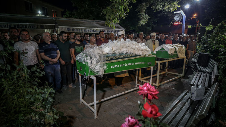 Otobüs yangınında ölen 5 yaşındaki çocuk ile teyzesi toprağa verildi