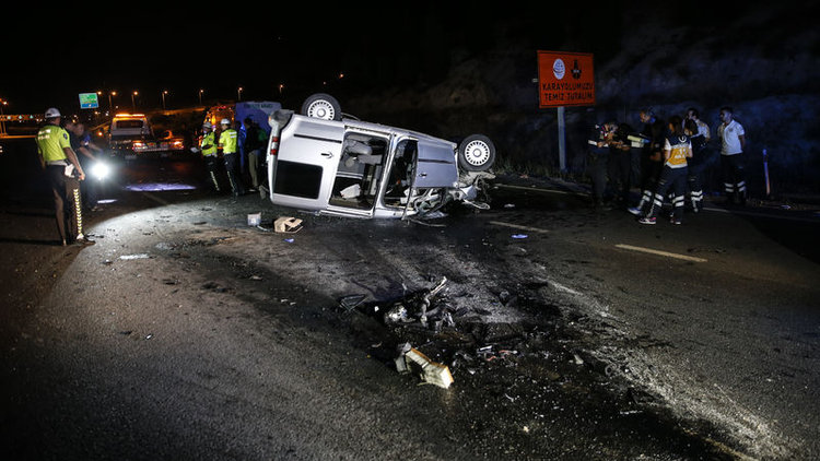 Başkent'te hafif ticari araç TIR'a çarptı: 1 ölü, 2 yaralı