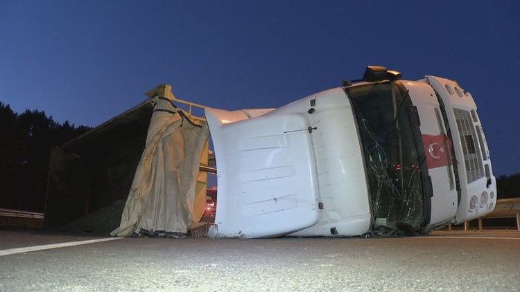 Hafriyat kamyonu devrildi! Havalimanı yolu trafiğe kapandı!