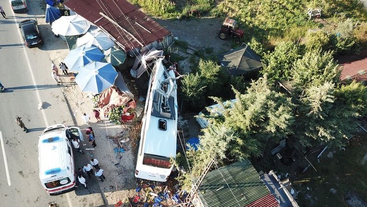 Son dakika... Havaist otobüsü devrildi: Ölü ve yaralılar var