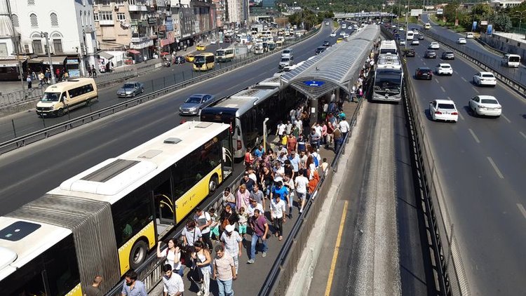 Şirinevler'de bir genç metrobüsün altında kaldı