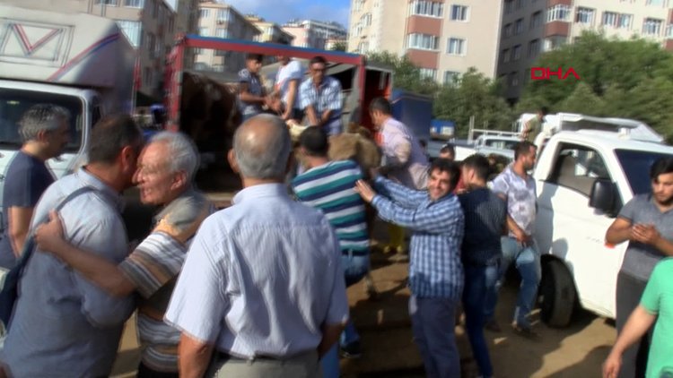Göztepe'de kurban pazarında kesim gerginliği