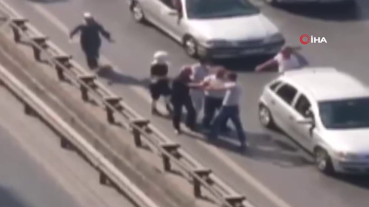 E-5 Karayolu'nda tekme ve tokatlı kavga kamerada