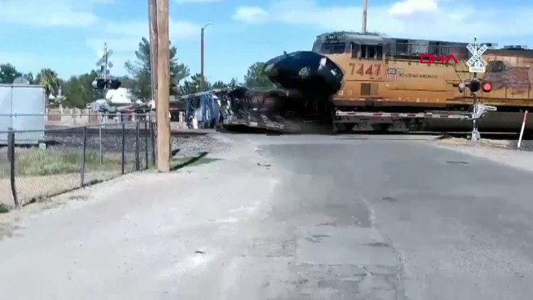 Tren, hemzemin geçitteki TIR'a böyle çarptı