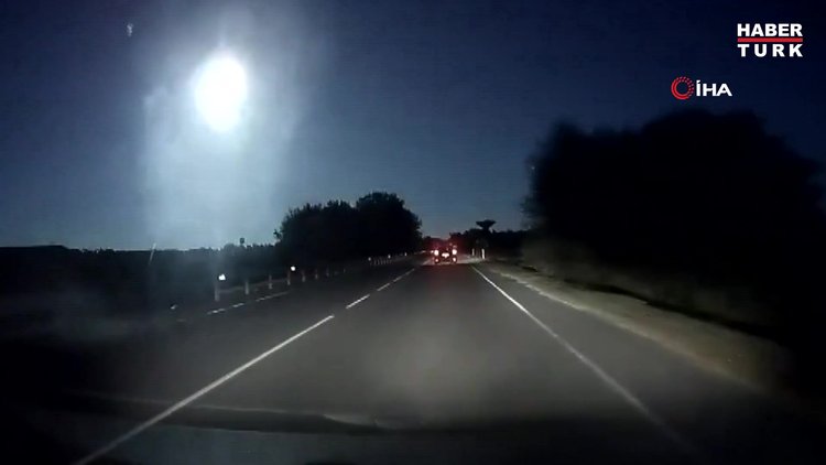 İtalya'da düşen meteor gökyüzünü aydınlattı