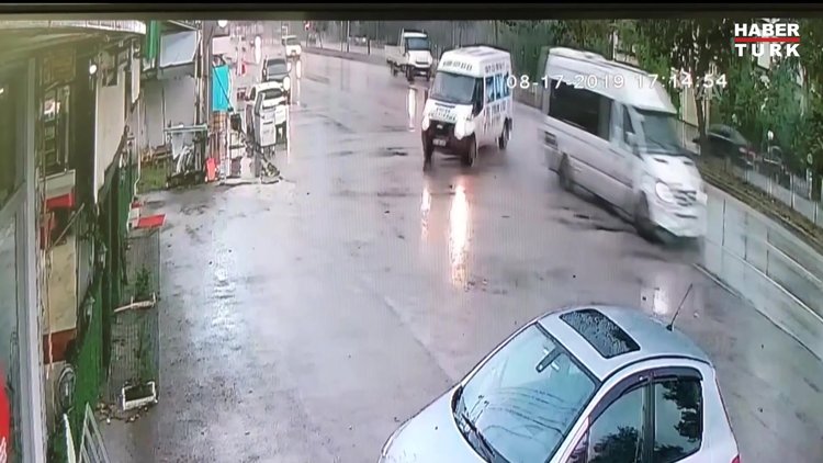 Düzce'de minibüs kafeteryaya daldı: 2 yaralı