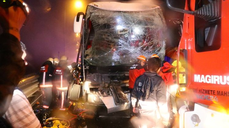 TEM Otoyolu'nda yolcu otobüsü kamyonla çarpıştı: Çok sayıda yaralı var