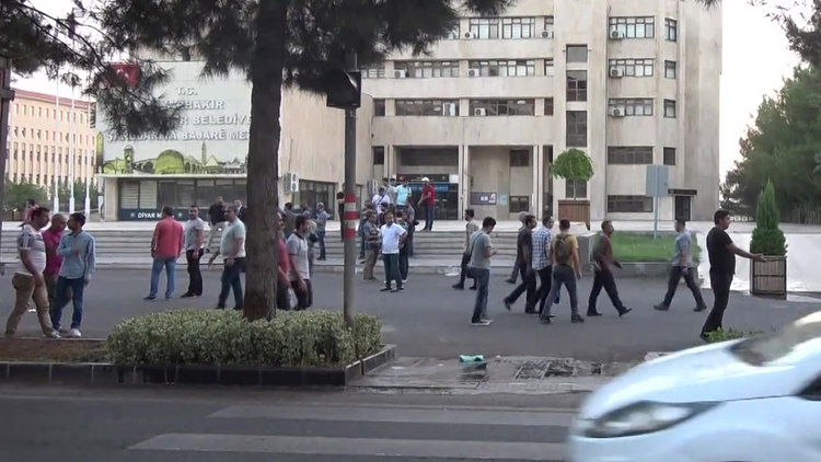 Son dakika: Diyarbakır, Van ve Mardin belediyelerine operasyon