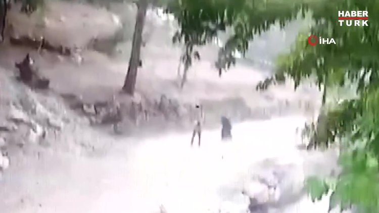 Kopan kaya parçaları gencin üzerine böyle düştü!