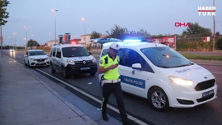 Otomobil elektrik direğine çarptı