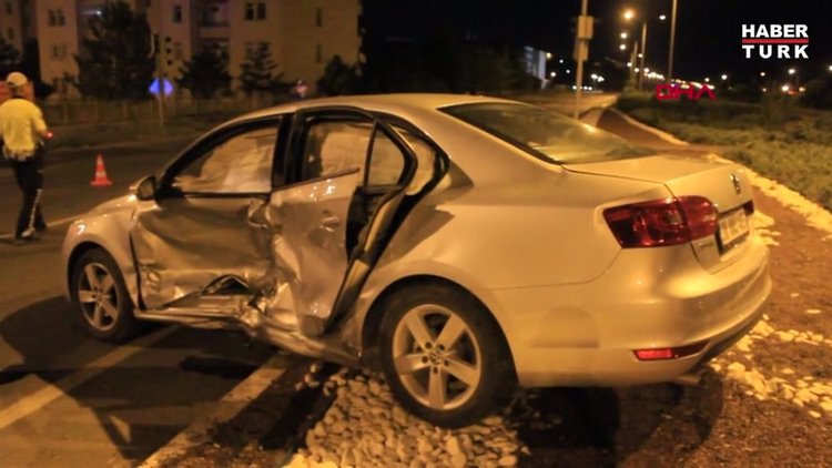 Sivas'ta iki otomobil çarpıştı 10 yaralı