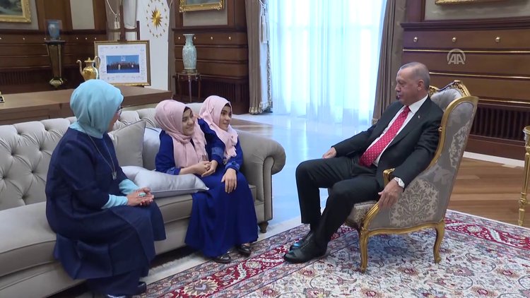 Cumhurbaşkanı Erdoğan, siyam ikizleri Ayşe ve Sema Tanrıkulu'yu kabul etti