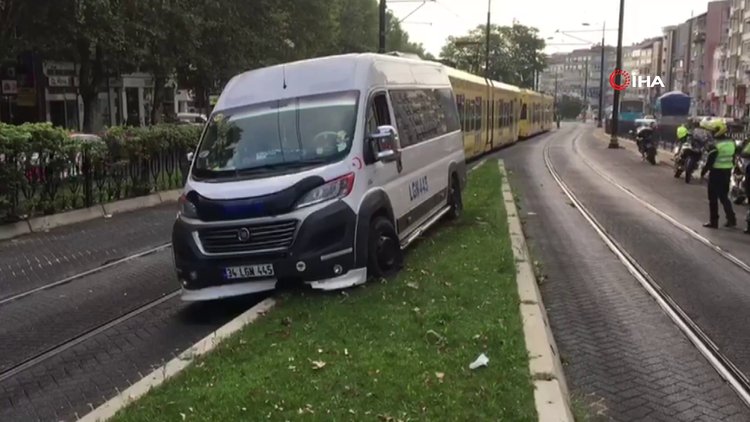 Fatih'te tramvay yoluna minibüs girdi