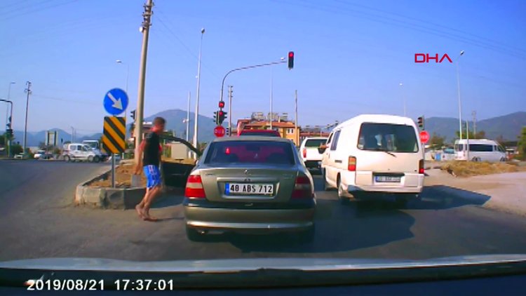 Satırlı trafik magandası