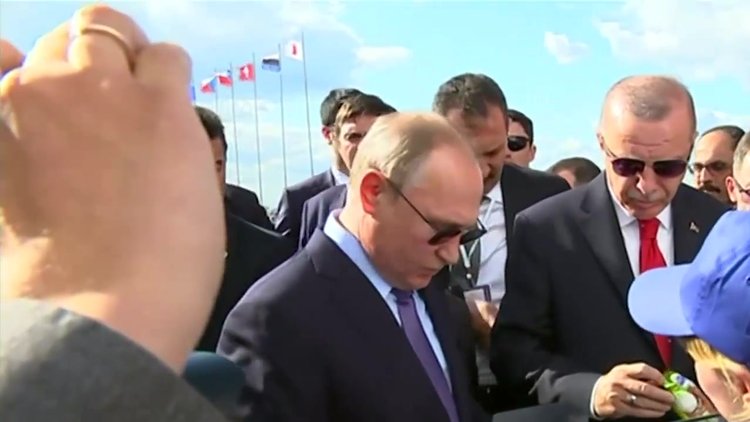 Cumhurbaşkanı Recep Tayip Erdoğan ile Rusya Başbakanı Vladimir Putin'in dondurma keyfi