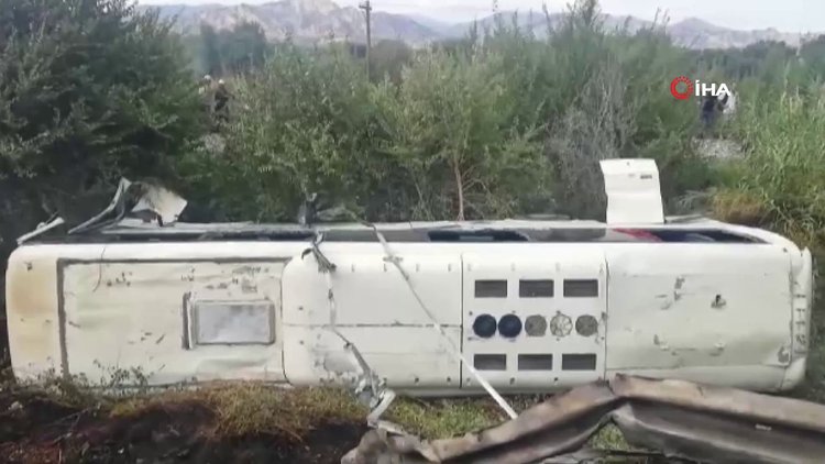 Devrilen servis otobüsü alev aldı; 20'si ağır 45 yaralı