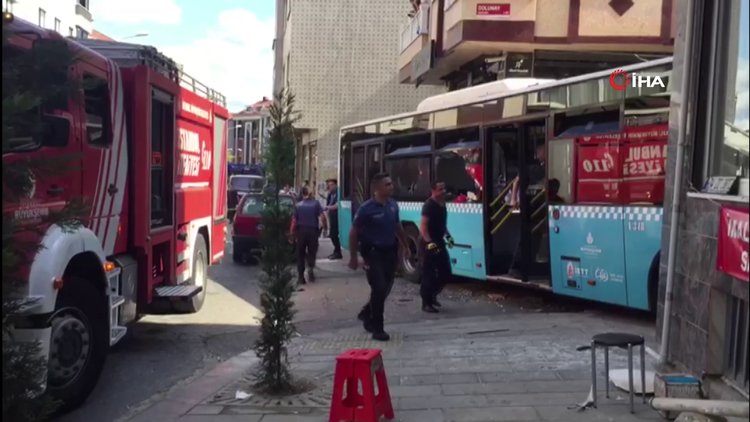 Gaziosmanpaşa'da kontrolden çıkan halk otobüsü evin duvarına çarptı