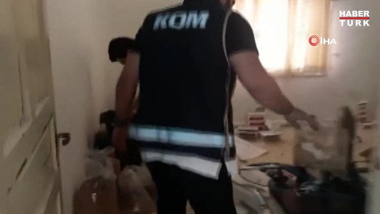 Polis eve girdi, kaçak sigara imalatı devam etti...