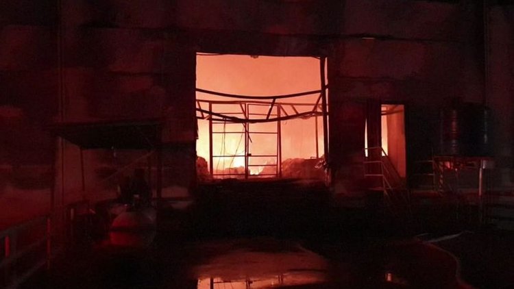 İzmir'de ekmek fabrikası alev alev yandı