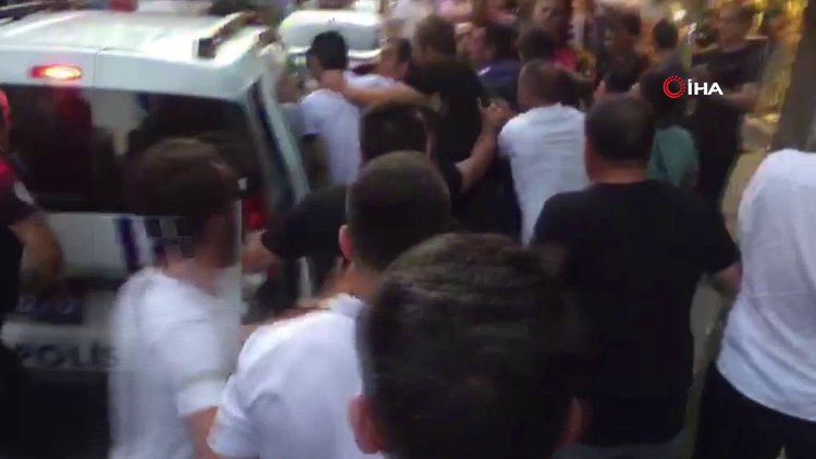 Güngören'de taciz iddiası ortalığı ayağa kaldırdı...Esnafın tacizciyi linç etmeye çalıştığı anlar kamerada
