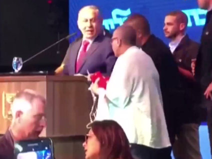 İsrail'de siren seslerini duyan Netanyahu konuşmasını yarıda kesti