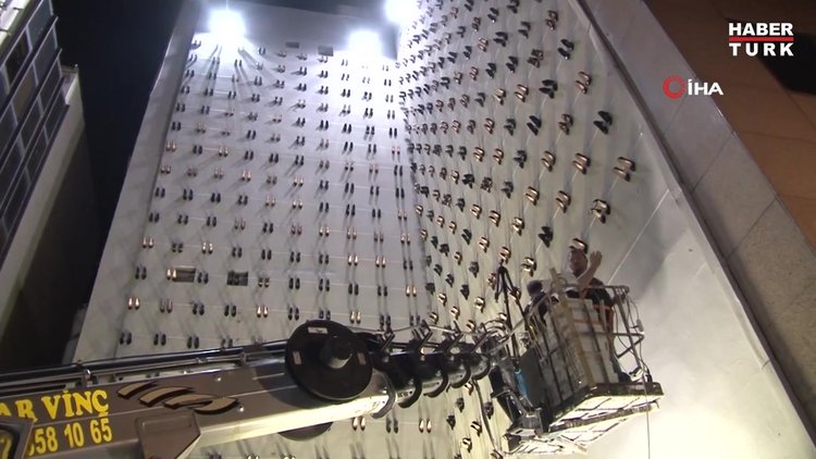 Kadın cinayetlerine dikkat çekmek için 440 topuklu ayakkabıyı duvarda sergiledi