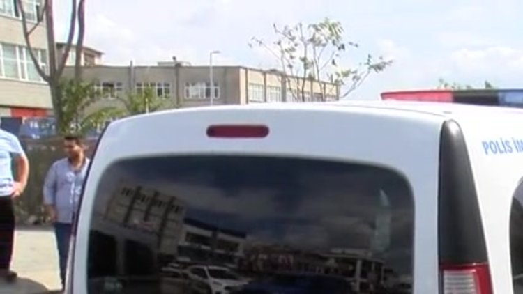 Bayrampaşa'da "evleniyoruz" yazılı araçla geldiler; 1,7 milyon lirayı gasp ettiler