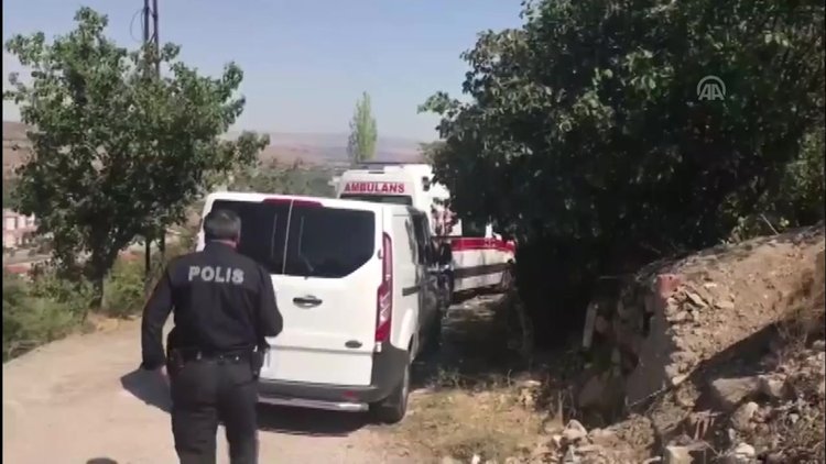 5 yaşındaki çocuğunun yanında karısını 8 yerinden bıçakladı