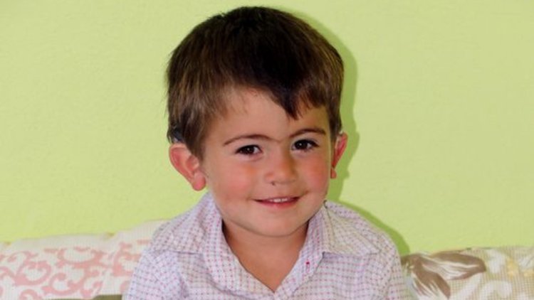 2,5 yaşındaki Yusuf 'biyonik kulak' ile ilk kez duymaya başladı