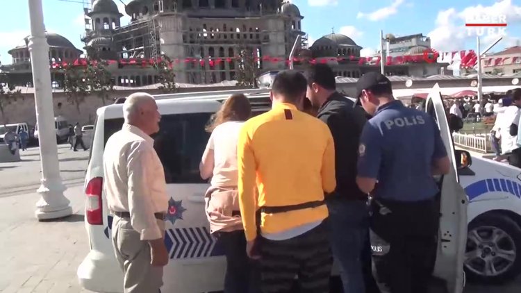 İstiklal Caddesinde kaybolan çocuğa turist kadın sahip çıktı