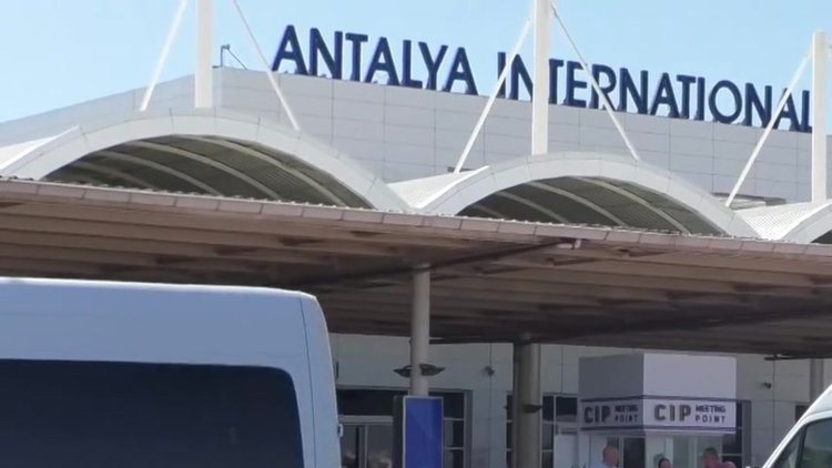 Antalya Havalimanı'nda 'Thomas Cook' kuyruğu