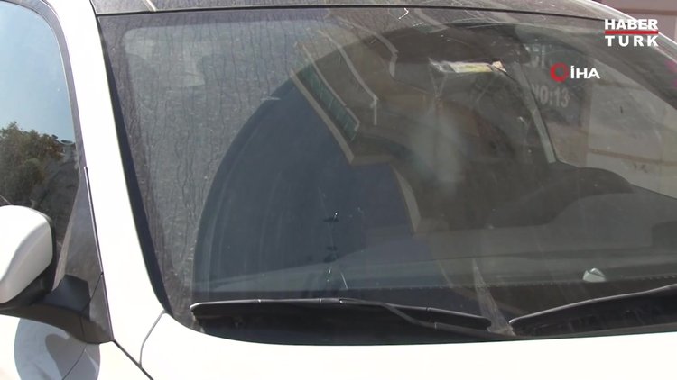 Serseri kurşun hareket halindeki otomobilin ön camına isabet etti