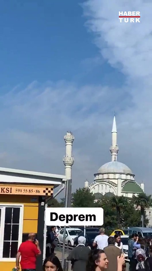 İstanbul'da gerçekleşen depremde Avcılar'da cami minaresi çöktü