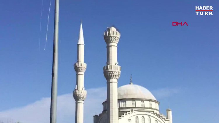 İstanbul'da deprem: Avcılar'da caminin minaresi yıkıldı